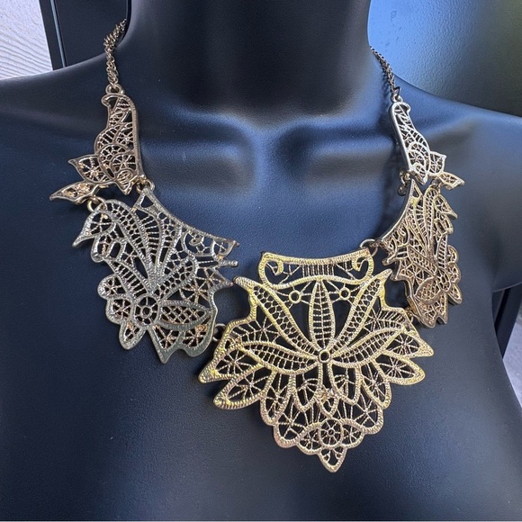 Amrita Singh Gold Filigree Necklace - Picture 4 of 16